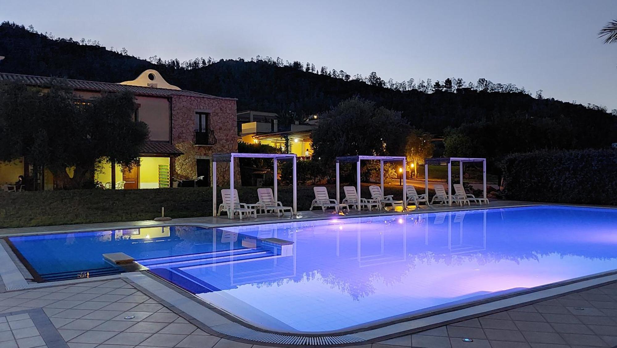 Hotel Cardedu Luaran gambar